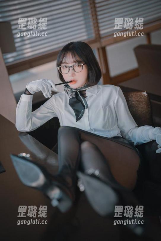 在线等！Son Ye Eun高清写真让你大吃一惊，淘气女主管的“双面人生”！